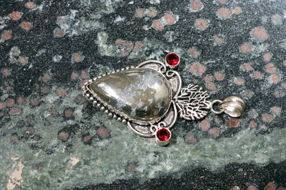 Přívěšek "Pyrit – Zrcadlo hlubin" - Supreme Panthers