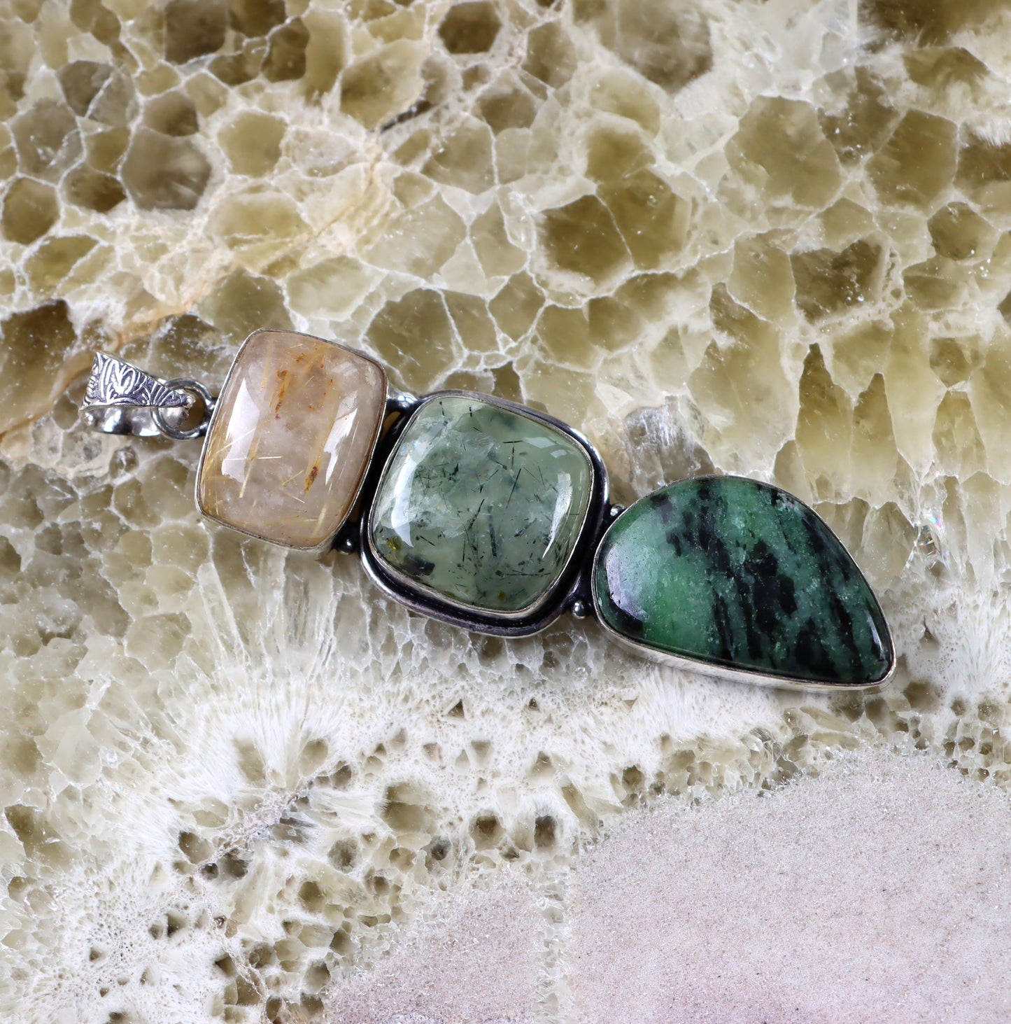 Přívěšek rutil v křišťálu rubín v zoisitu epidot v prehnitu - Supreme Panthers