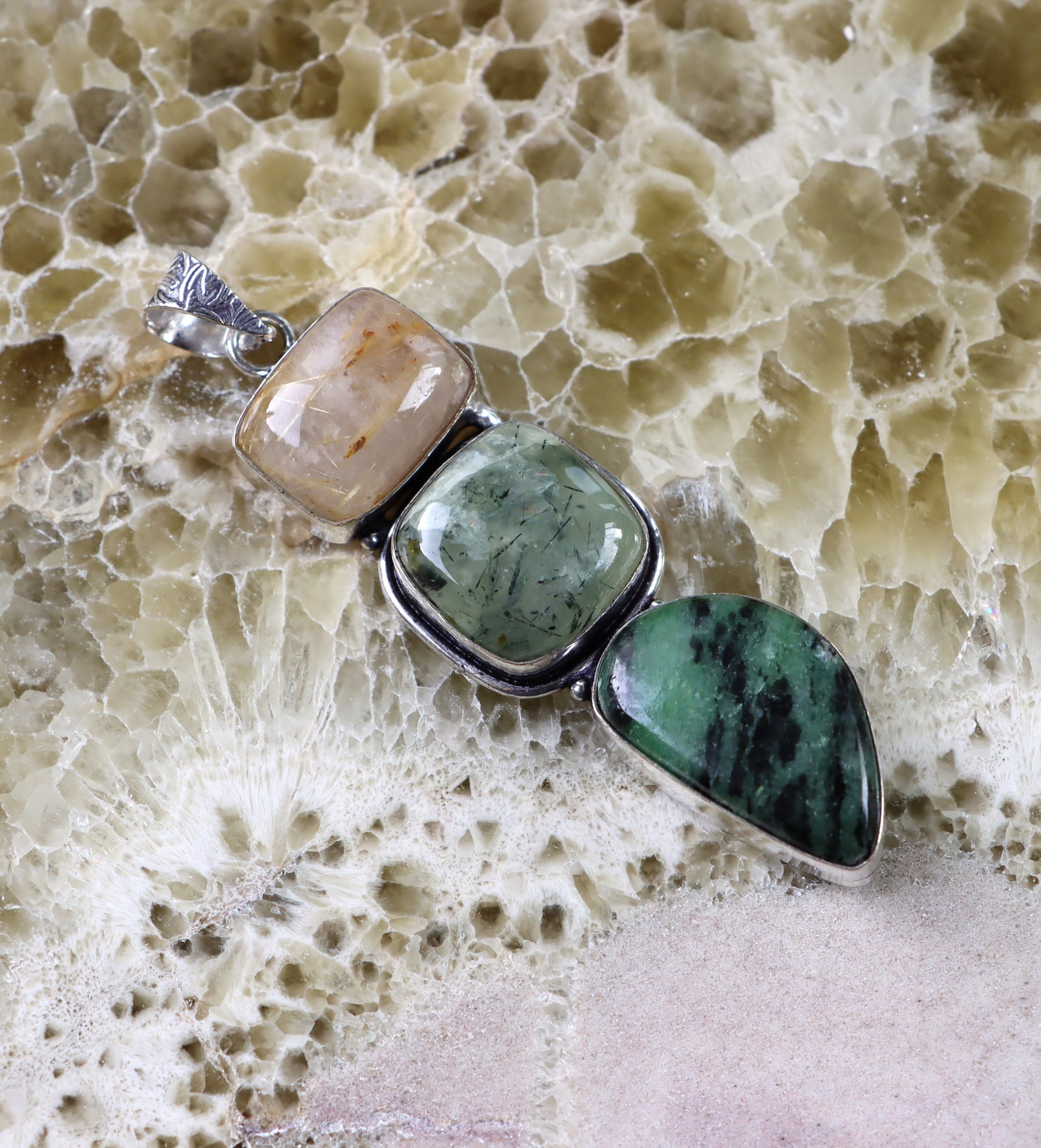 Přívěšek rutil v křišťálu rubín v zoisitu epidot v prehnitu - Supreme Panthers