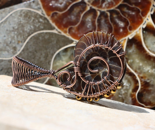 Přívěsek s amonitem v měděném vinutí – Paměť hlubiny - Supreme Panthers