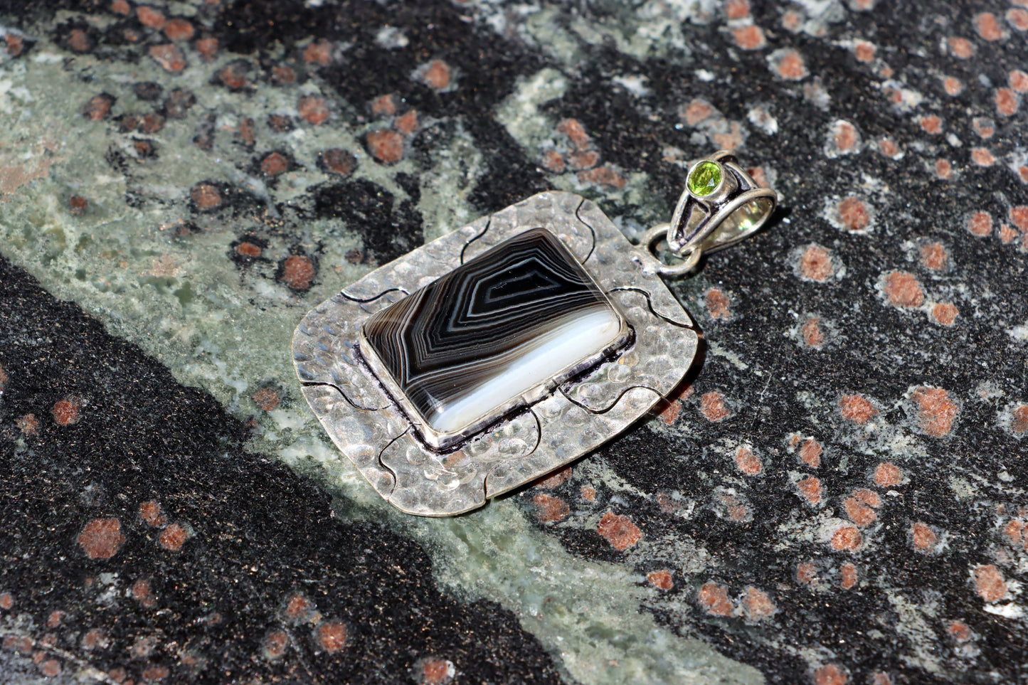 Přívěsek s onyxem a olivínem „Hloubka kontrastu“ - Supreme Panthers