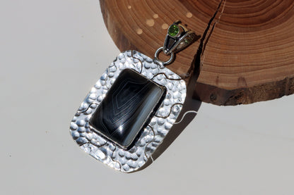 Přívěsek s onyxem a olivínem „Hloubka kontrastu“ - Supreme Panthers