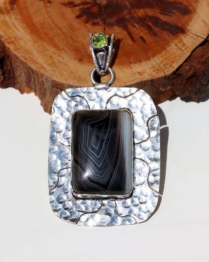 Přívěsek s onyxem a olivínem „Hloubka kontrastu“ - Supreme Panthers