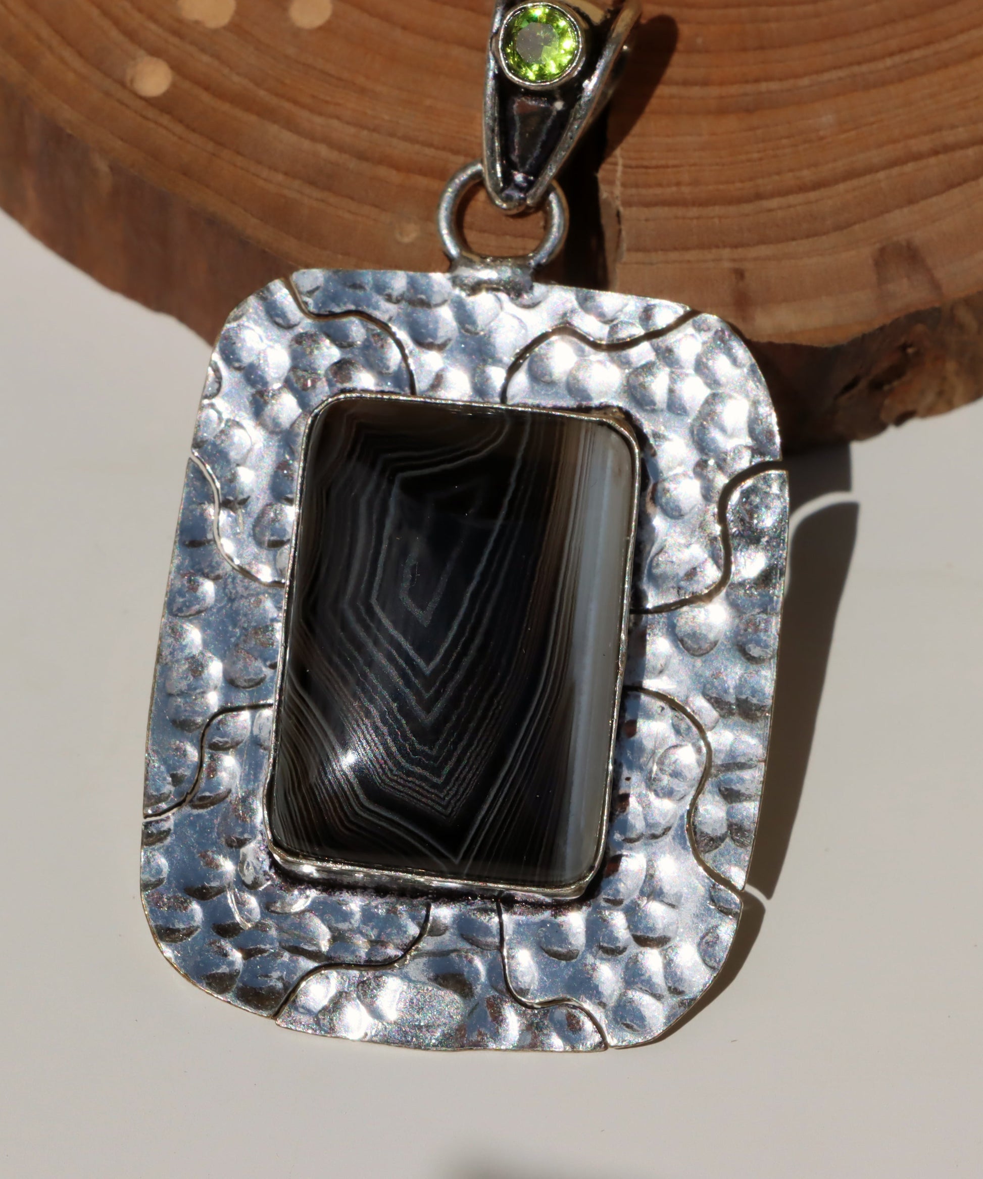 Přívěsek s onyxem a olivínem „Hloubka kontrastu“ - Supreme Panthers