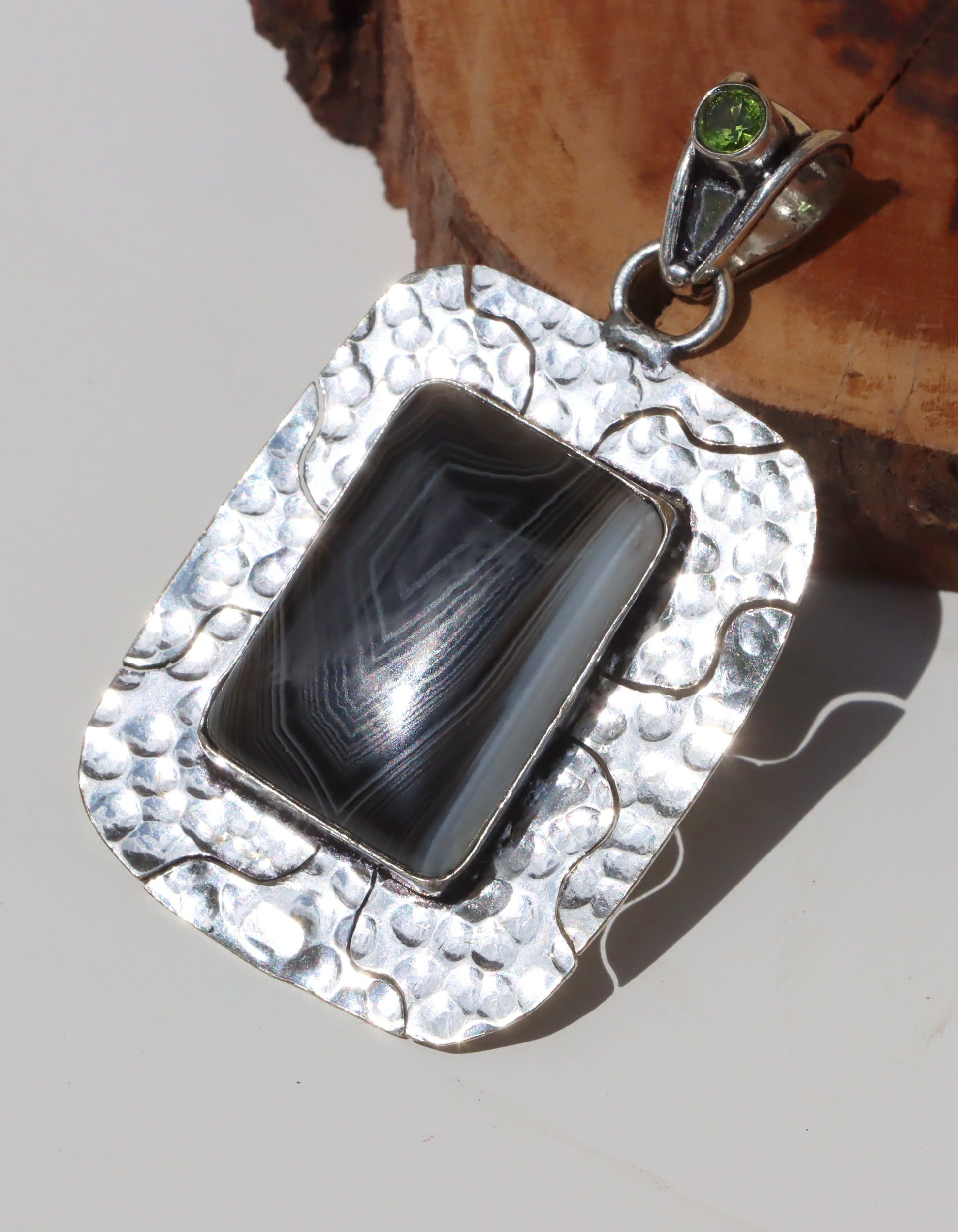 Přívěsek s onyxem a olivínem „Hloubka kontrastu“ - Supreme Panthers