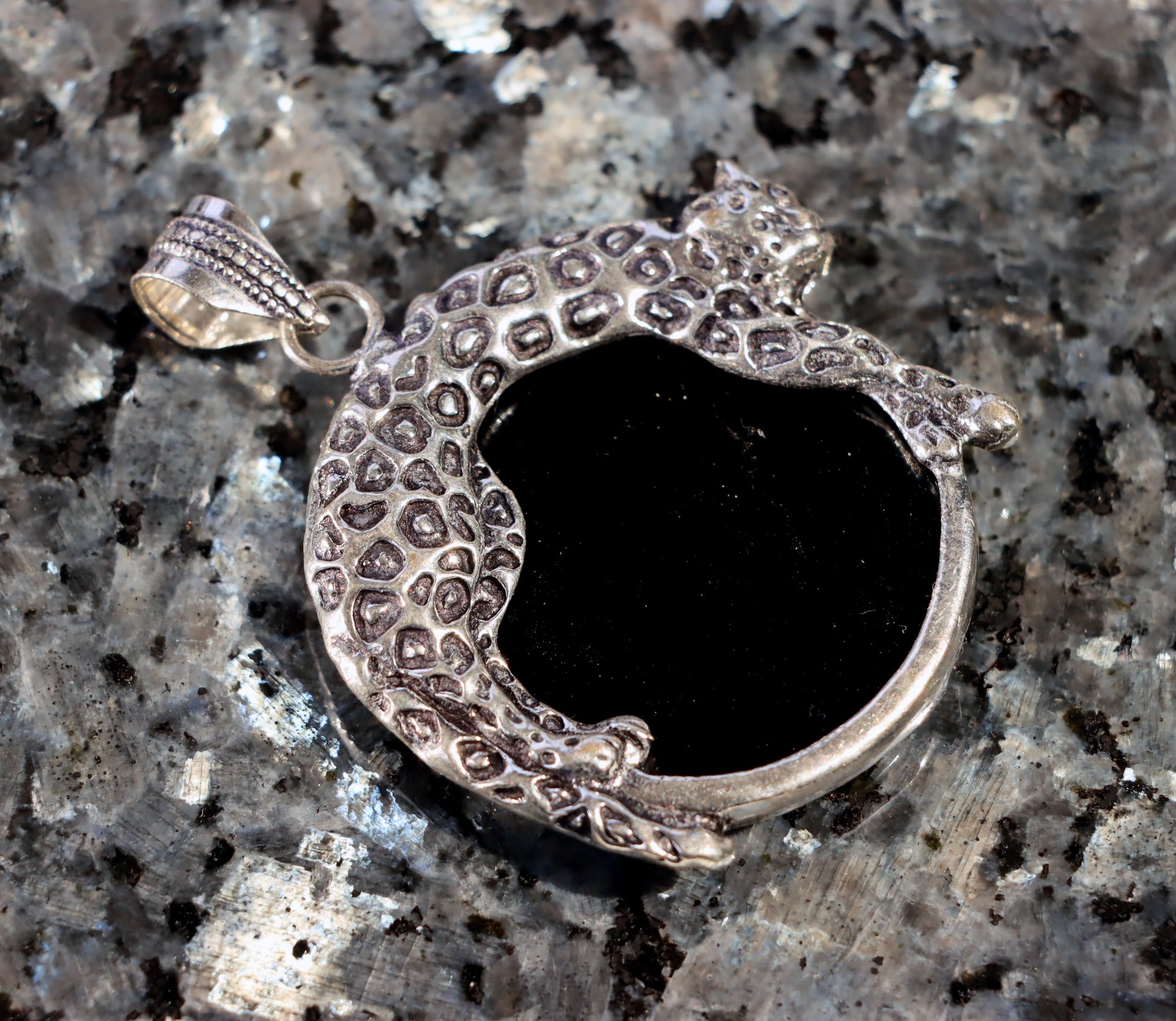 Přívěsek s onyxem – panter v síle noci - Supreme Panthers