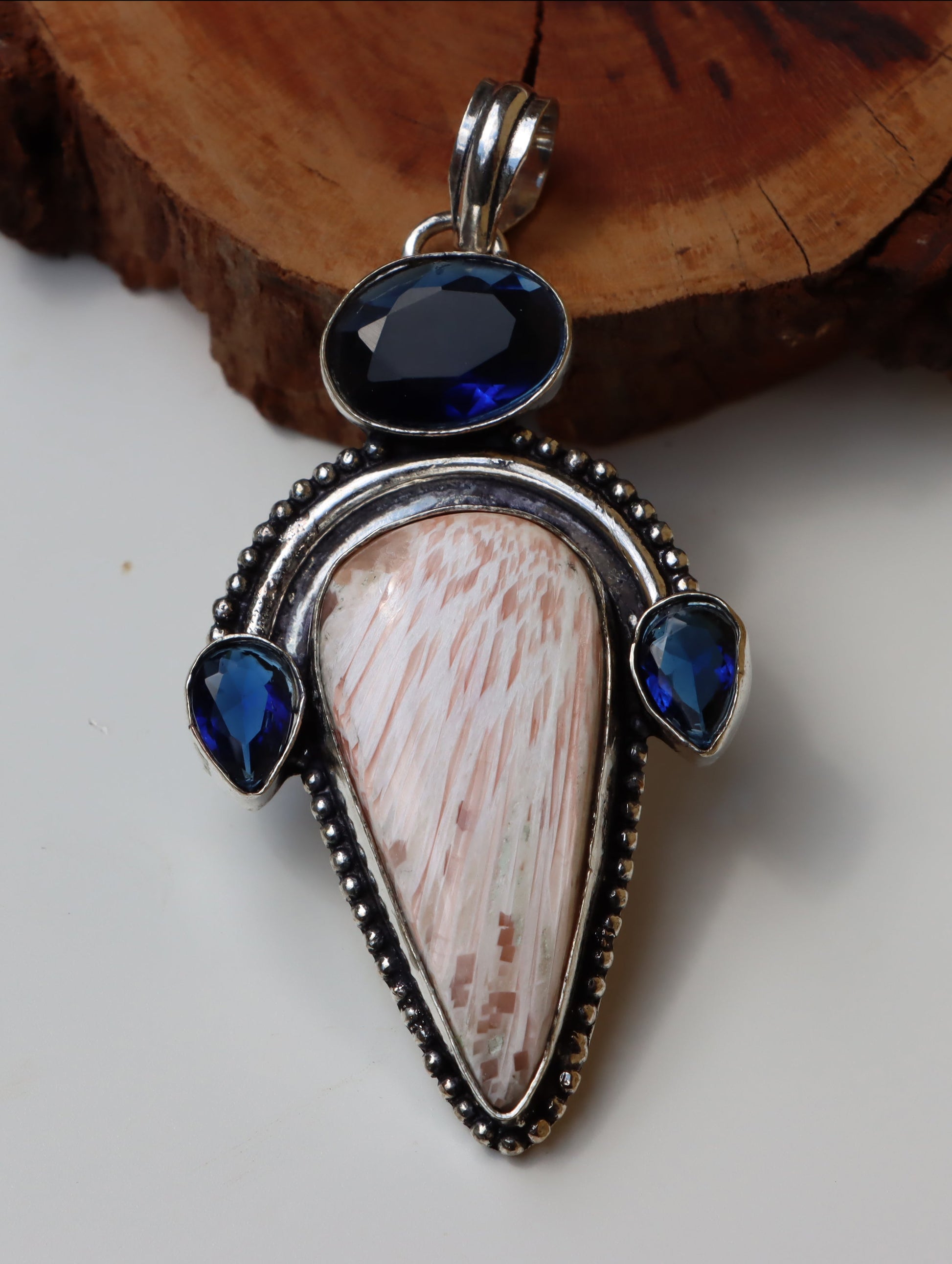 Přívěšek Skolecit a tanzanit – Hrot tiché moudrosti - Supreme Panthers