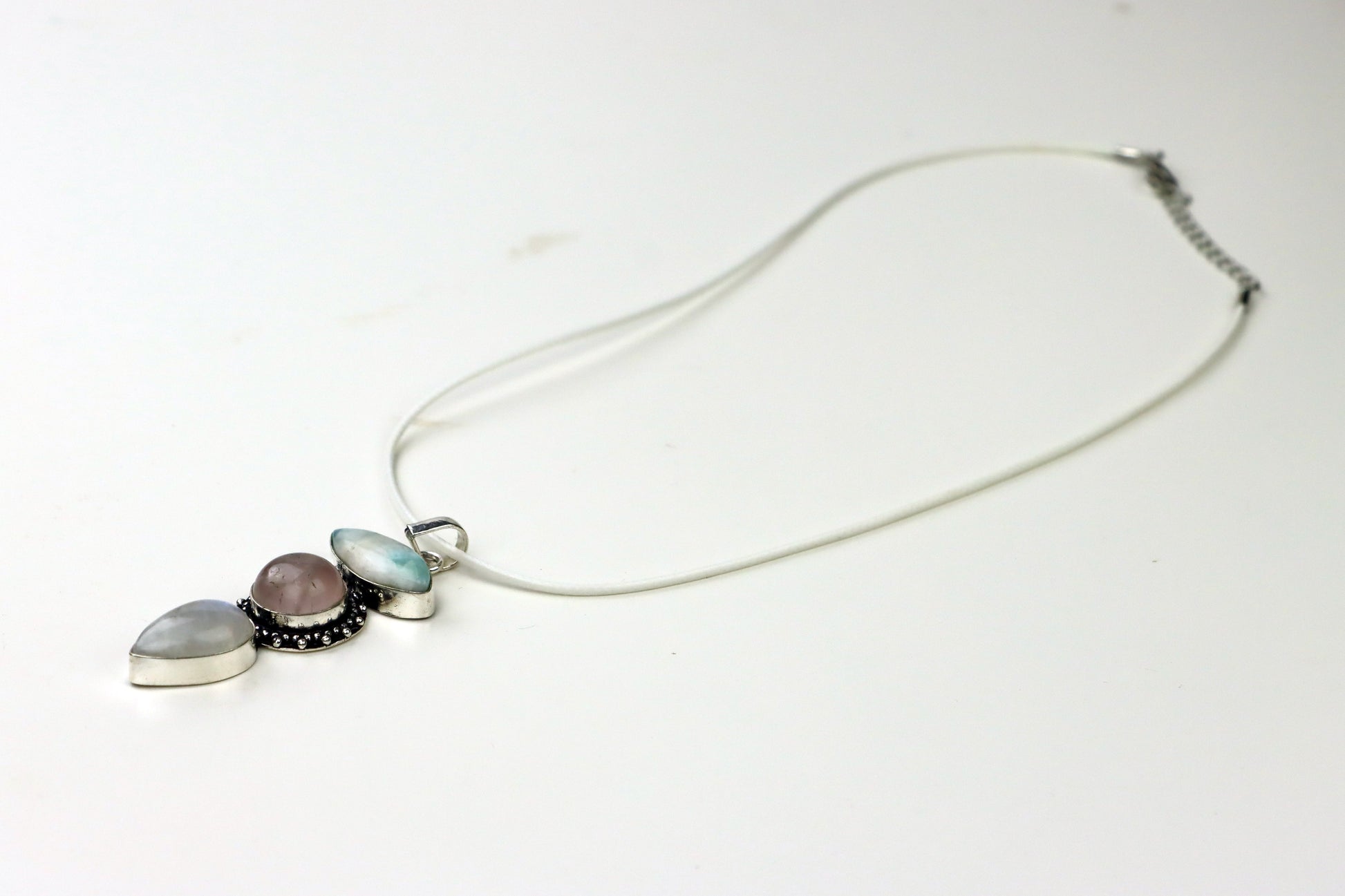 Set (šňůrka, třídílný přívěsek) –larimar, růženín a měsíční kámen „Tria Lunae“ - Supreme Panthers
