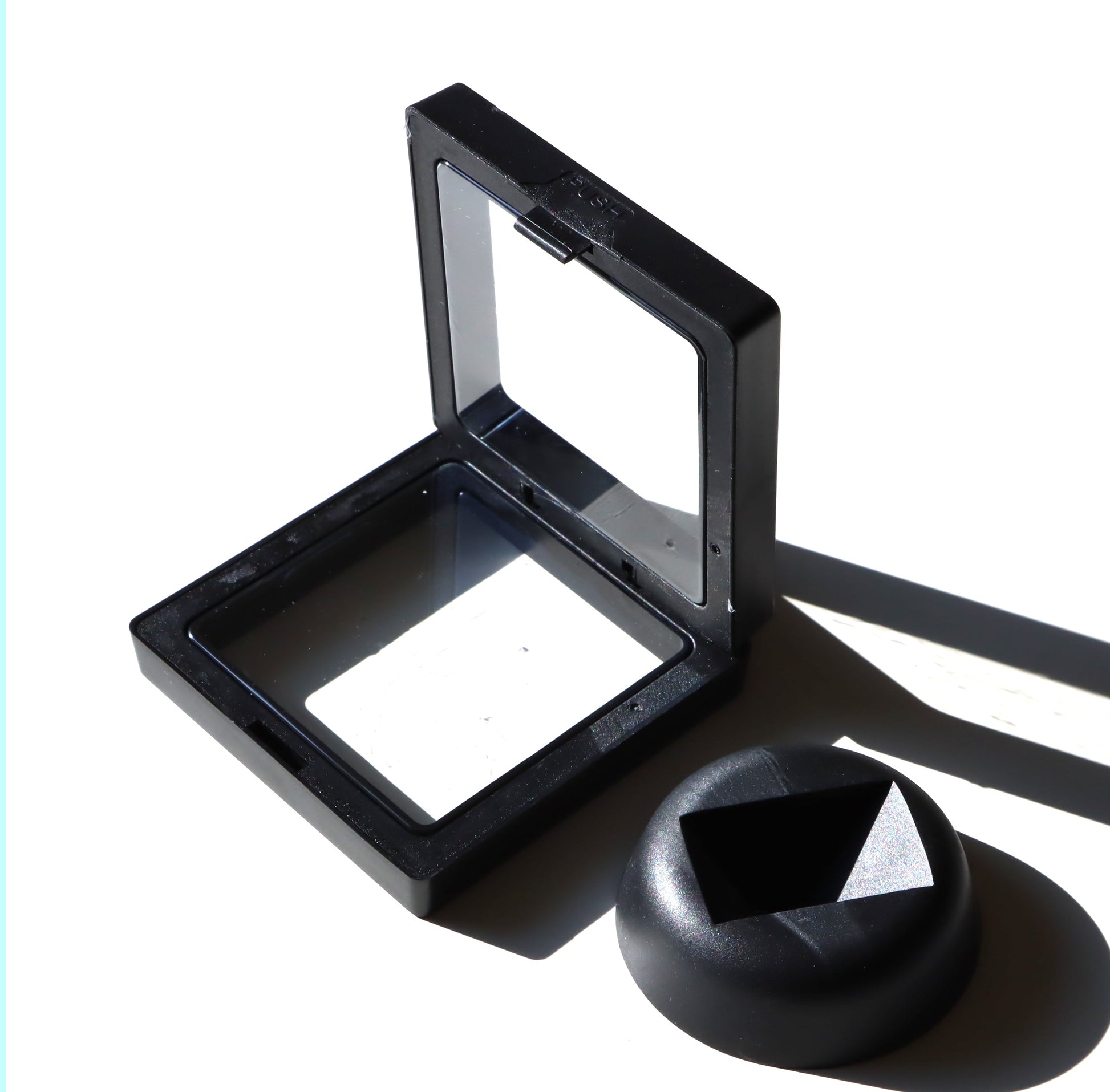 Stojan čtvercový moderní černý - Supreme Panthers