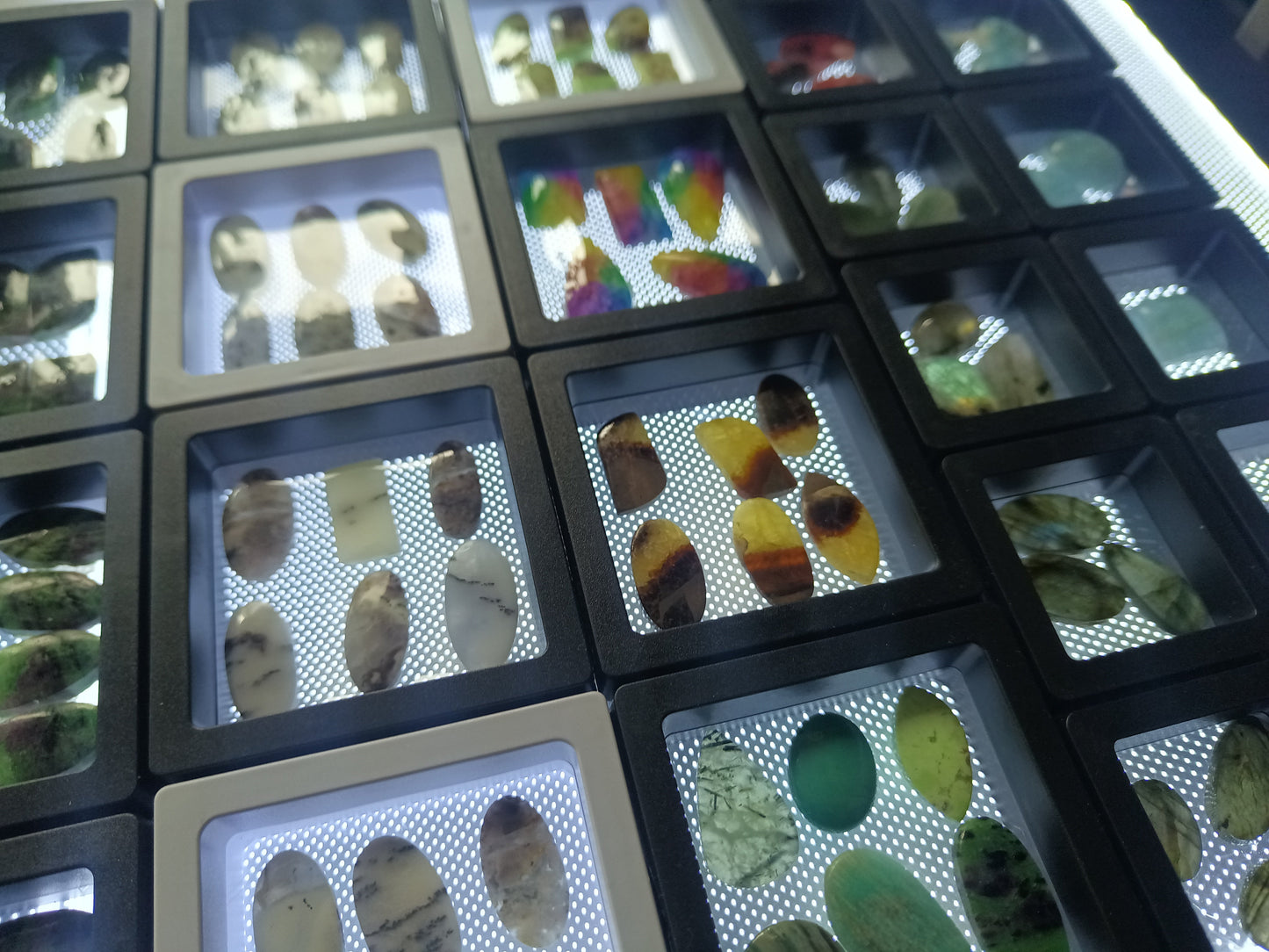 Stojan čtvercový moderní černý - Supreme Panthers