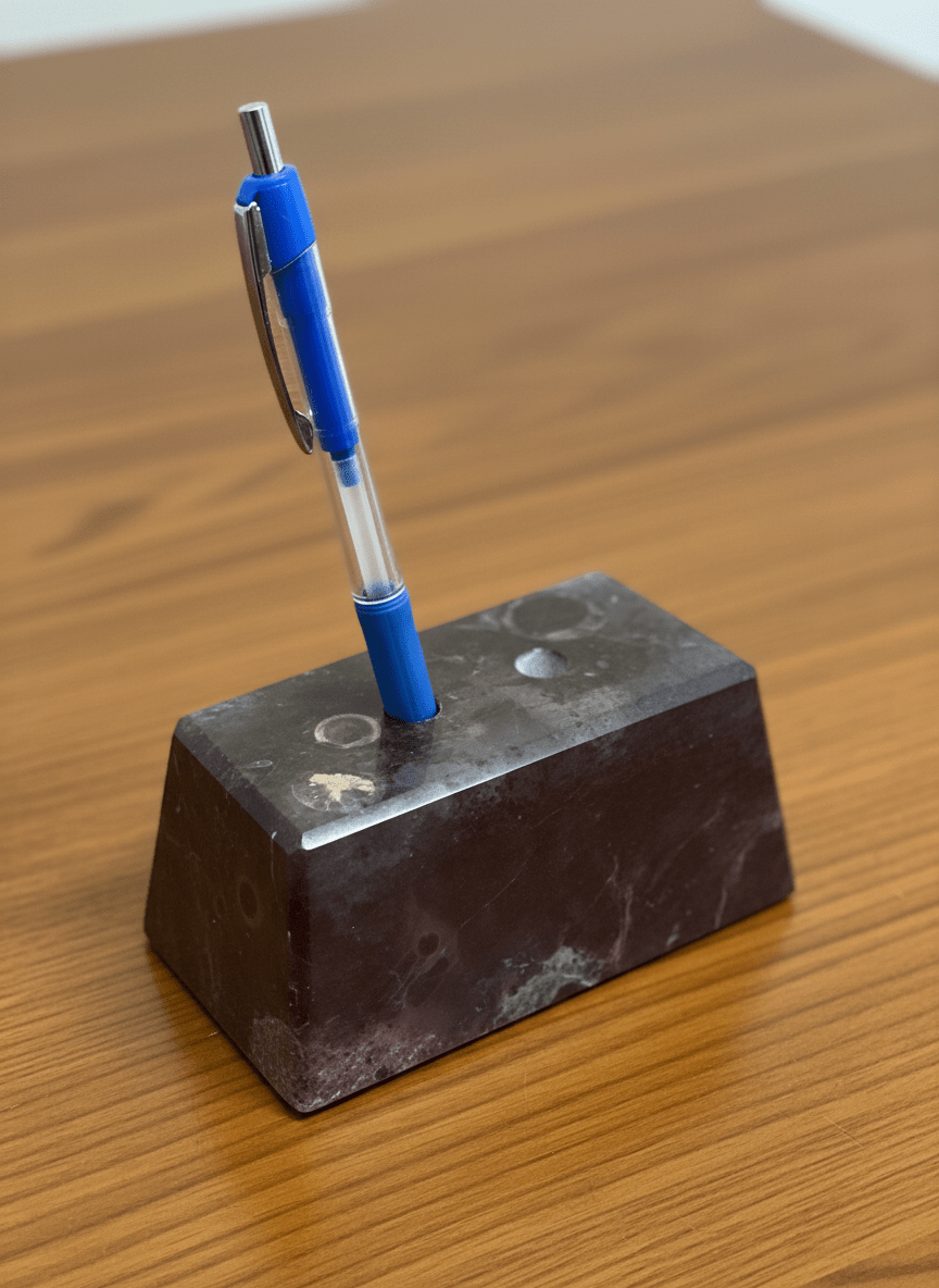 Stojánek na tužky z vápence s korály - Supreme Panthers