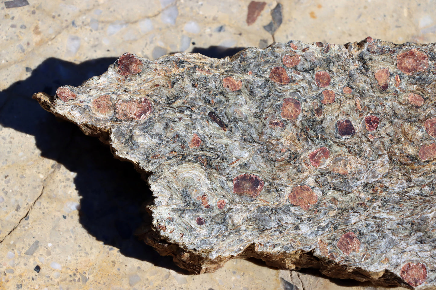 Svojanovit s almandinem a staurolitem leštěný - Supreme Panthers