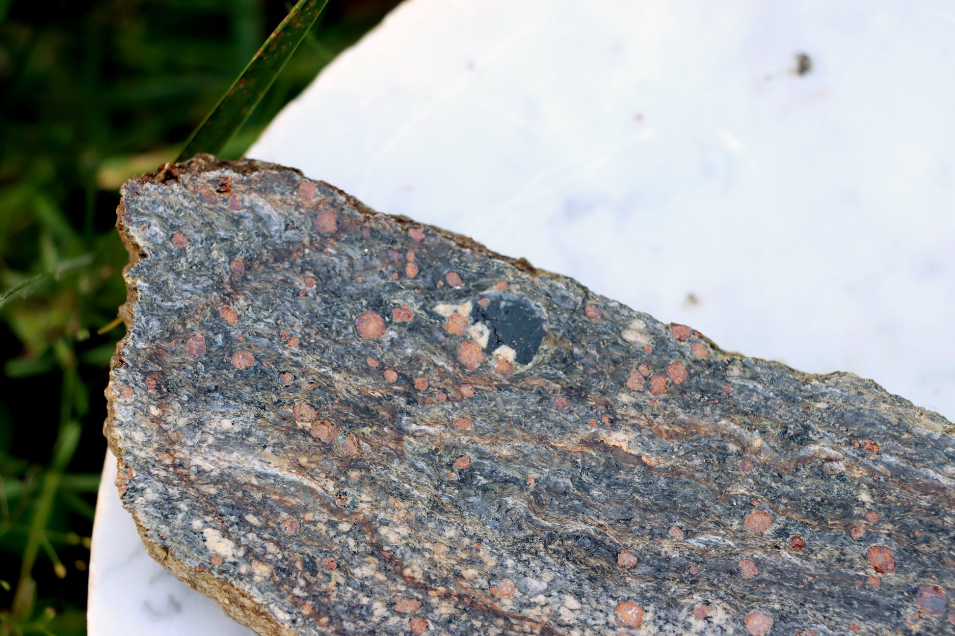 Svojanovit s almandinem, staurolitem a orthoklasem leštěný - Supreme Panthers